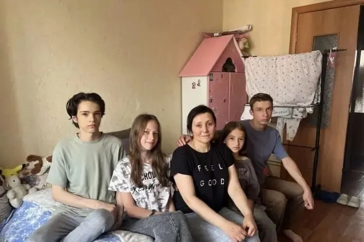 Семью Романовых, стоящую в очереди на получение жилья, попытались выселить из муниципальной квартиры из‑за несвоевременно предоставленного документа о статусе малоимущих; после вмешательства городских властей выселение приостановили.