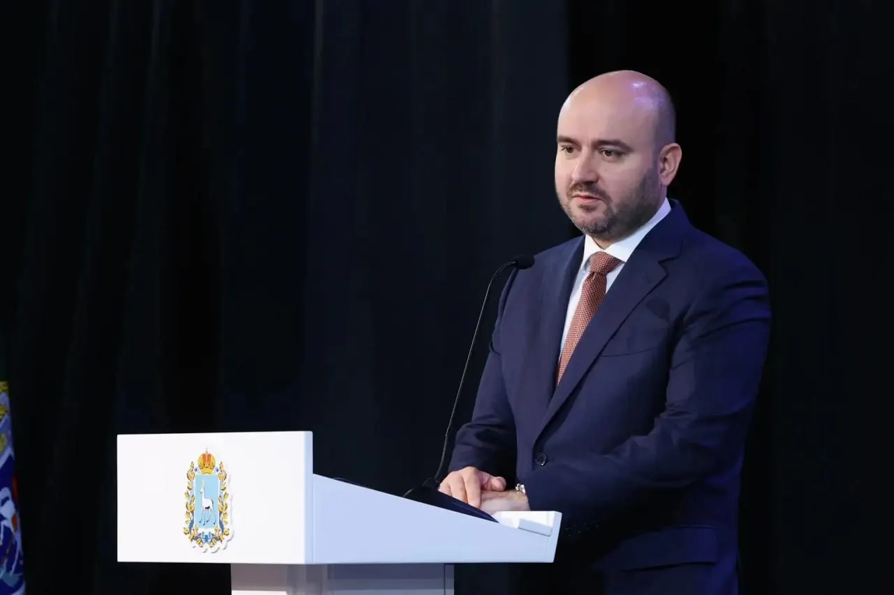 Губернатор поздравил следователей, отметил возвращение в бюджет более 3,5 млрд рублей и пообещал ежегодно передавать по пять квартир нуждающимся сотрудникам с 2027 года.