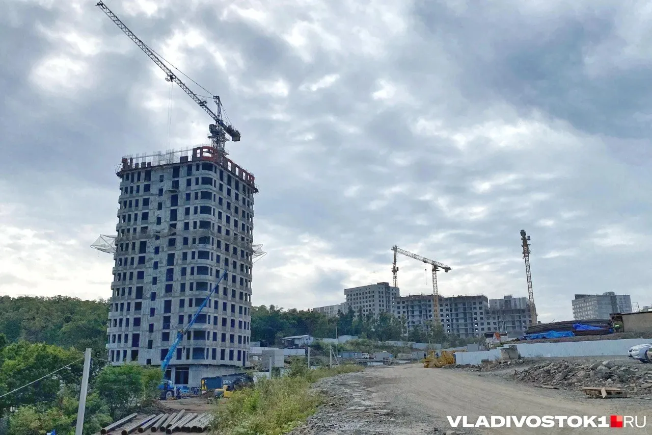 Два истца получили по 635,25 тыс. ₽ за просрочку сдачи квартир в комплексе «Сабанеева 125», третий подал иск о невручении ключей; дела зарегистрированы в картотеке Фрунзенского райсуда.